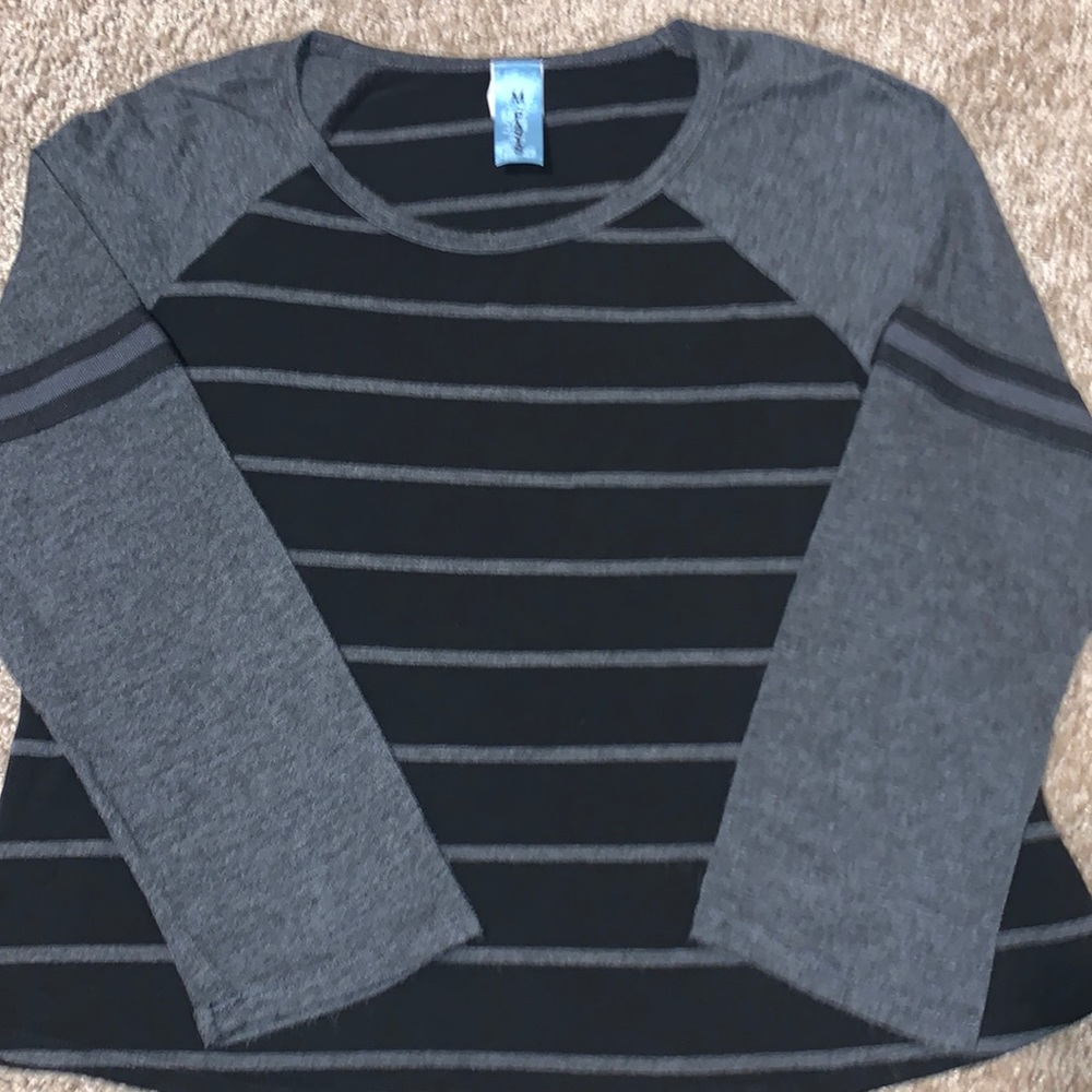 Quarter sleeve gray black tee